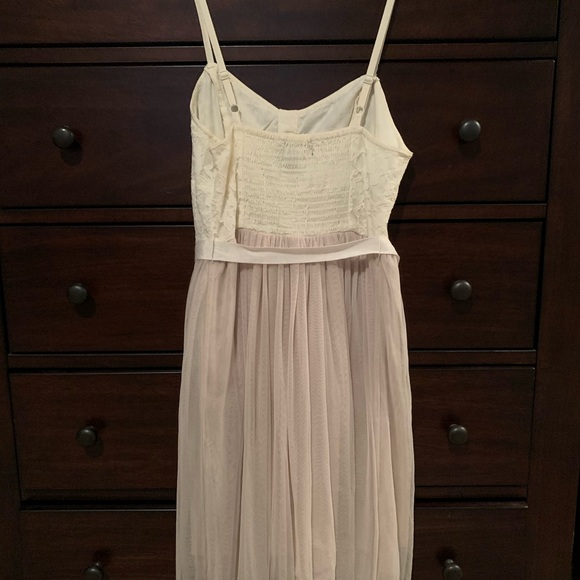 Adorable taupe/cream dress. - Picture 2 of 7